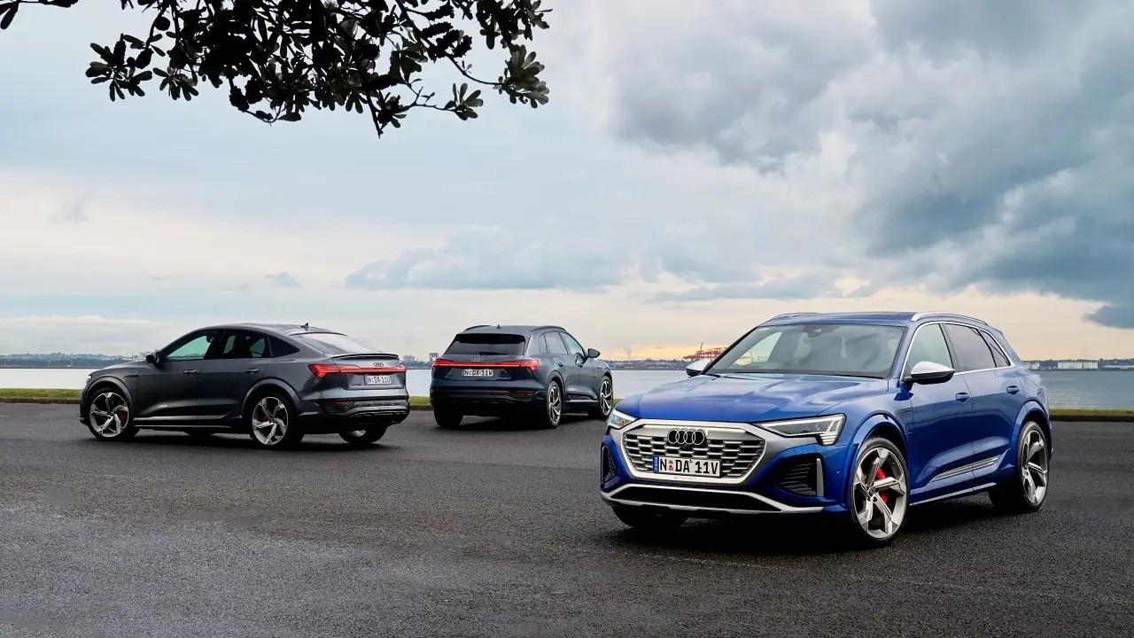 Xe dien Audi gan can hang do nha may dong cua hinh anh