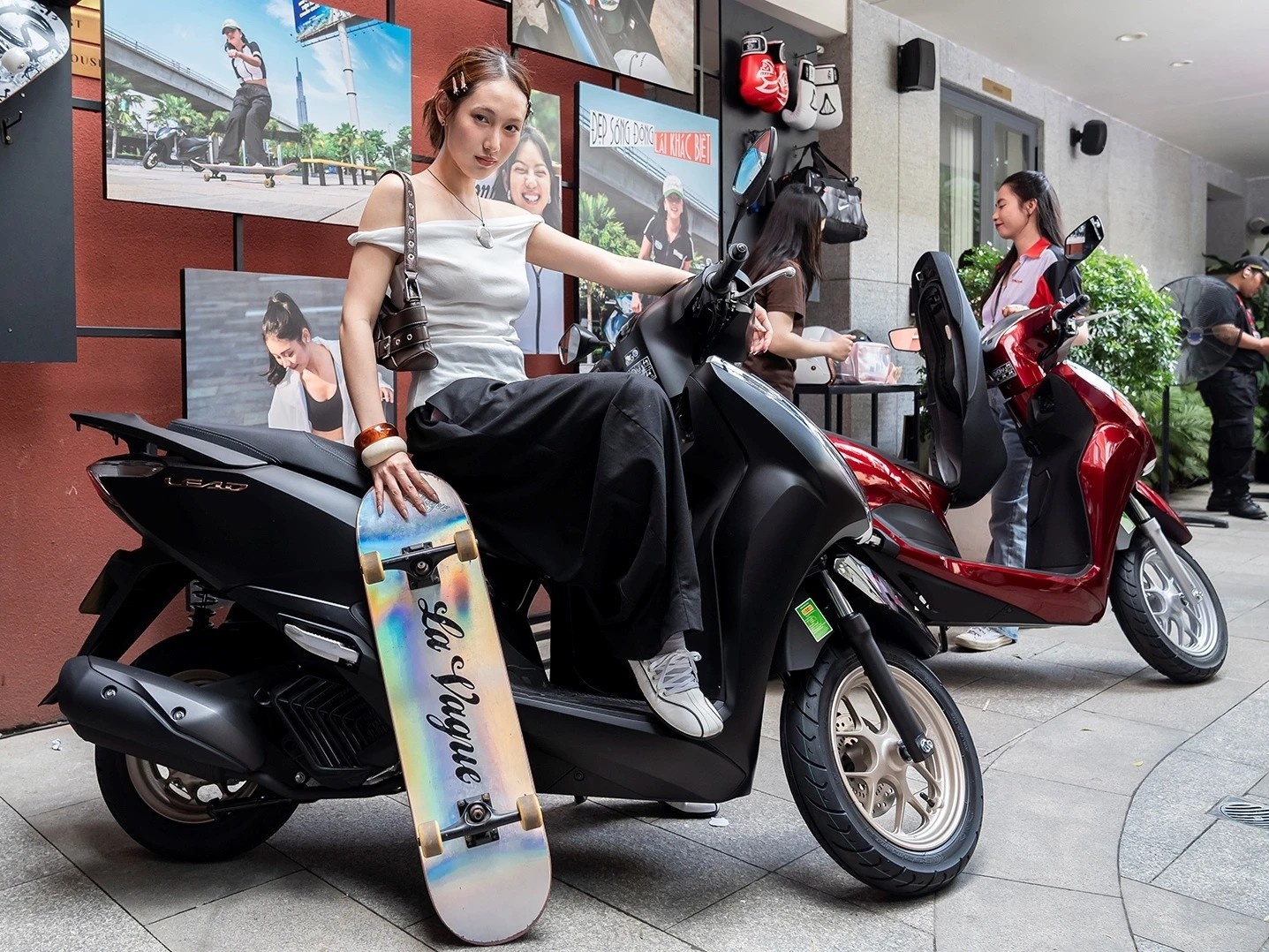 Thi truong xe may xang TP.HCM yen binh truoc de an kiem soat khi thai hinh anh