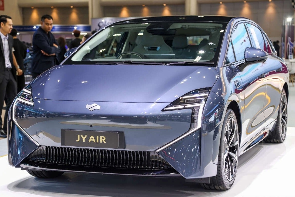Can canh JY Air - sedan dien cua hang hang khong Trung Quoc hinh anh