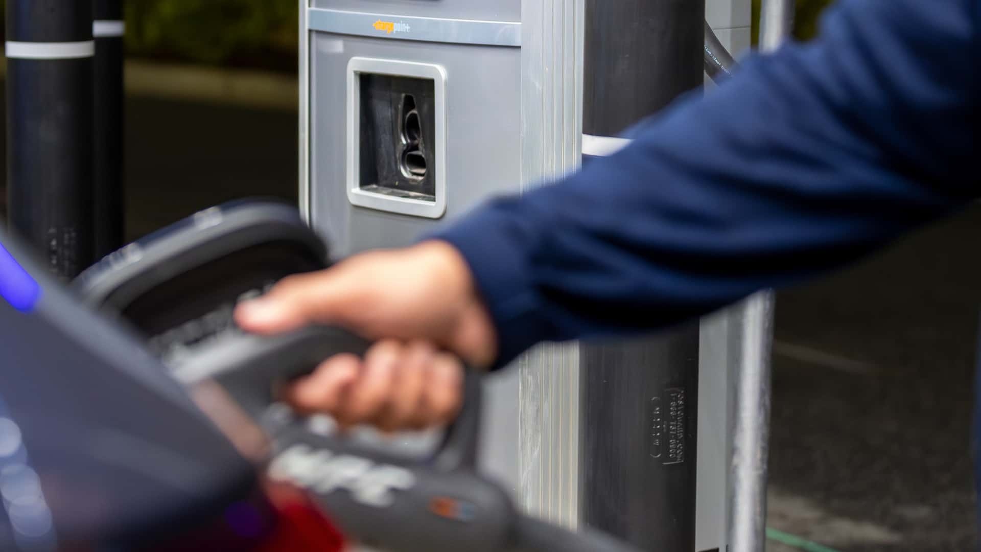 Tranh luan quanh cuoc dua rut ngan toc do sac xe dien hinh anh