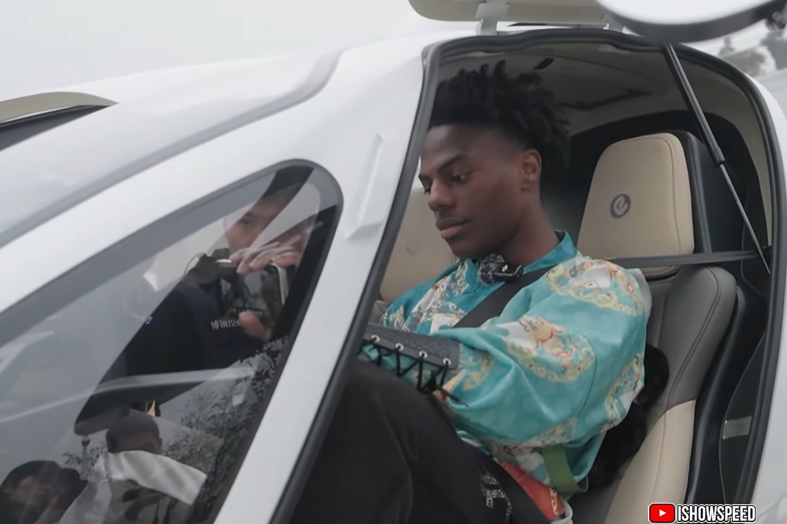 IShowSpeed cat canh oto bay tai Trung Quoc hinh anh