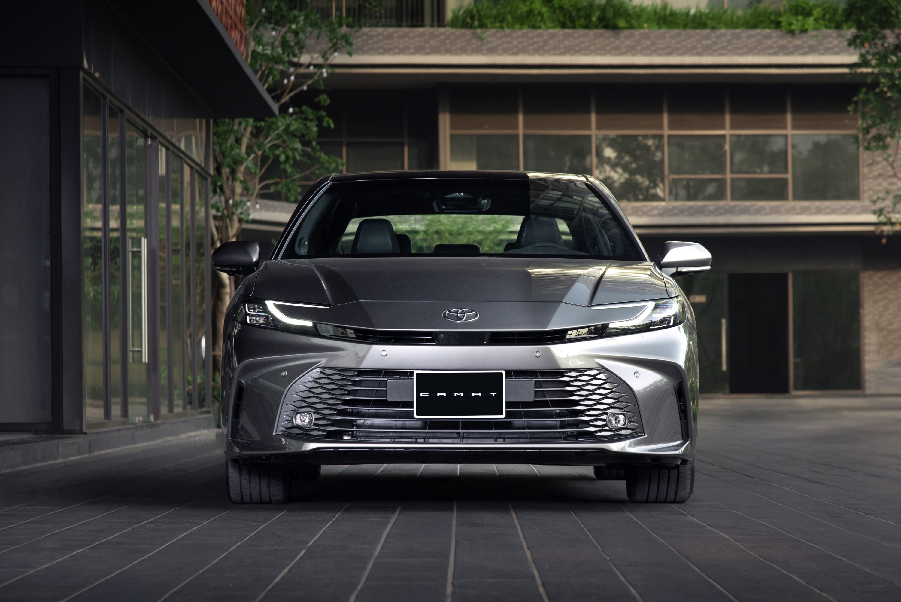 Toyota Camry giam gia 140 trieu dong, chi con ban hybrid hinh anh