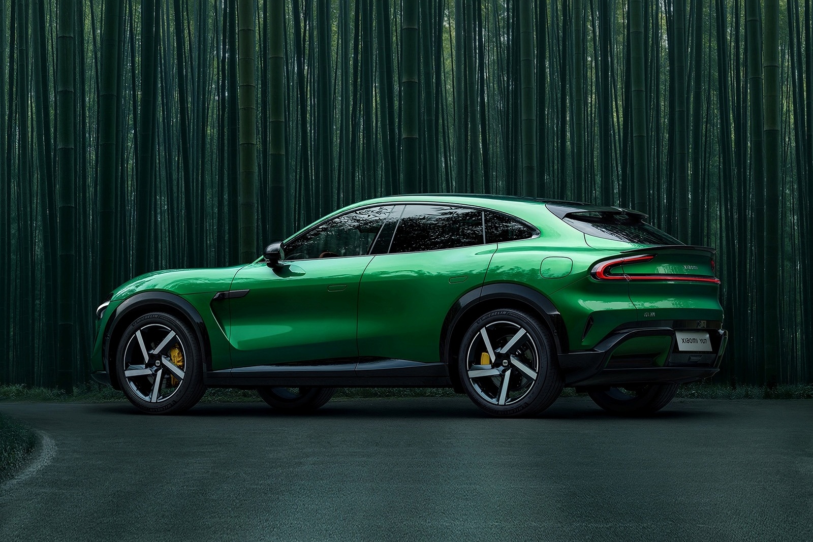 SUV dien Xiaomi YU7 lo noi that, kich thuoc HUD gay chu y hinh anh