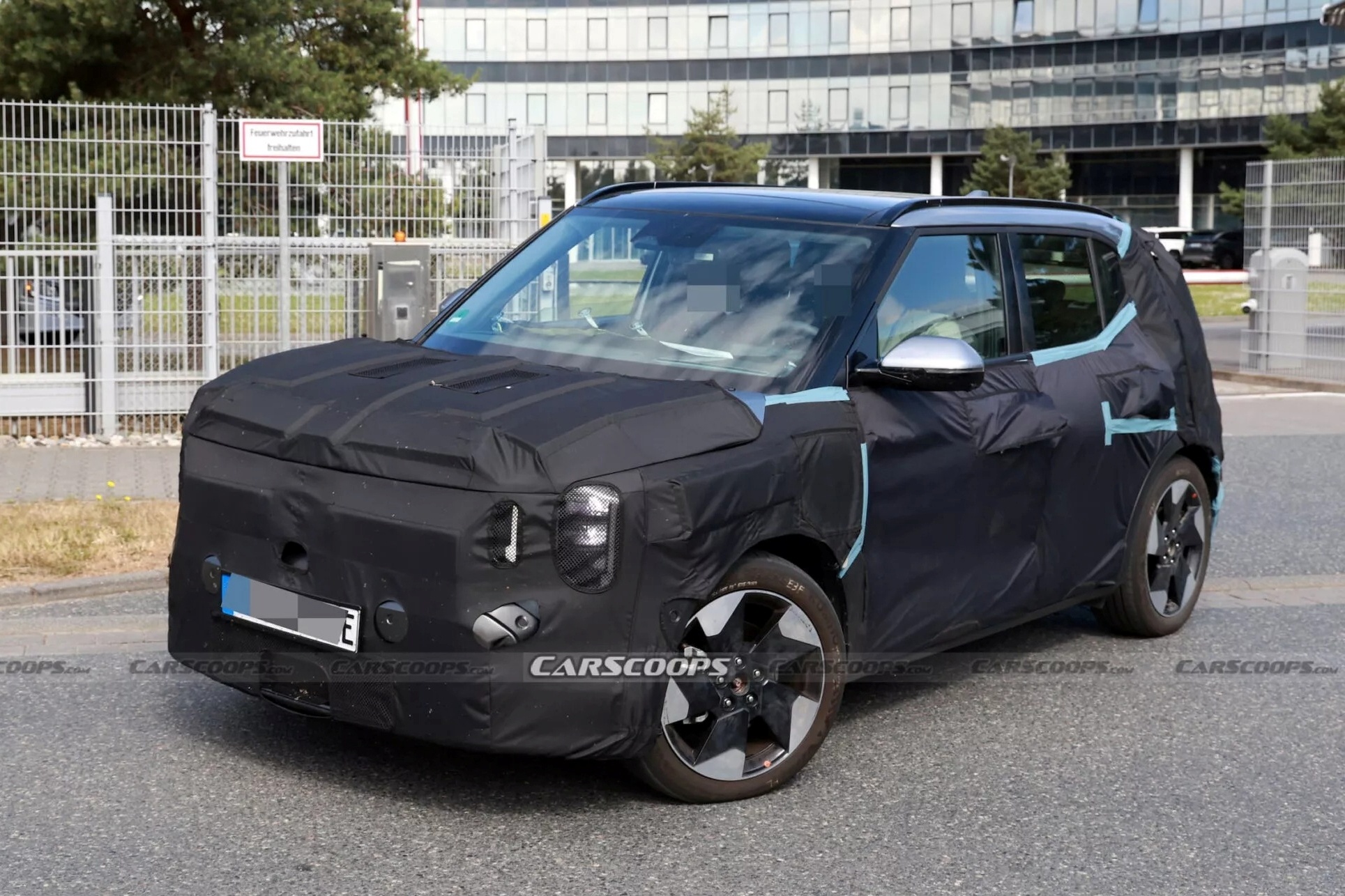 Kia bat dau chay thu nghiem SUV dien re nhat hinh anh