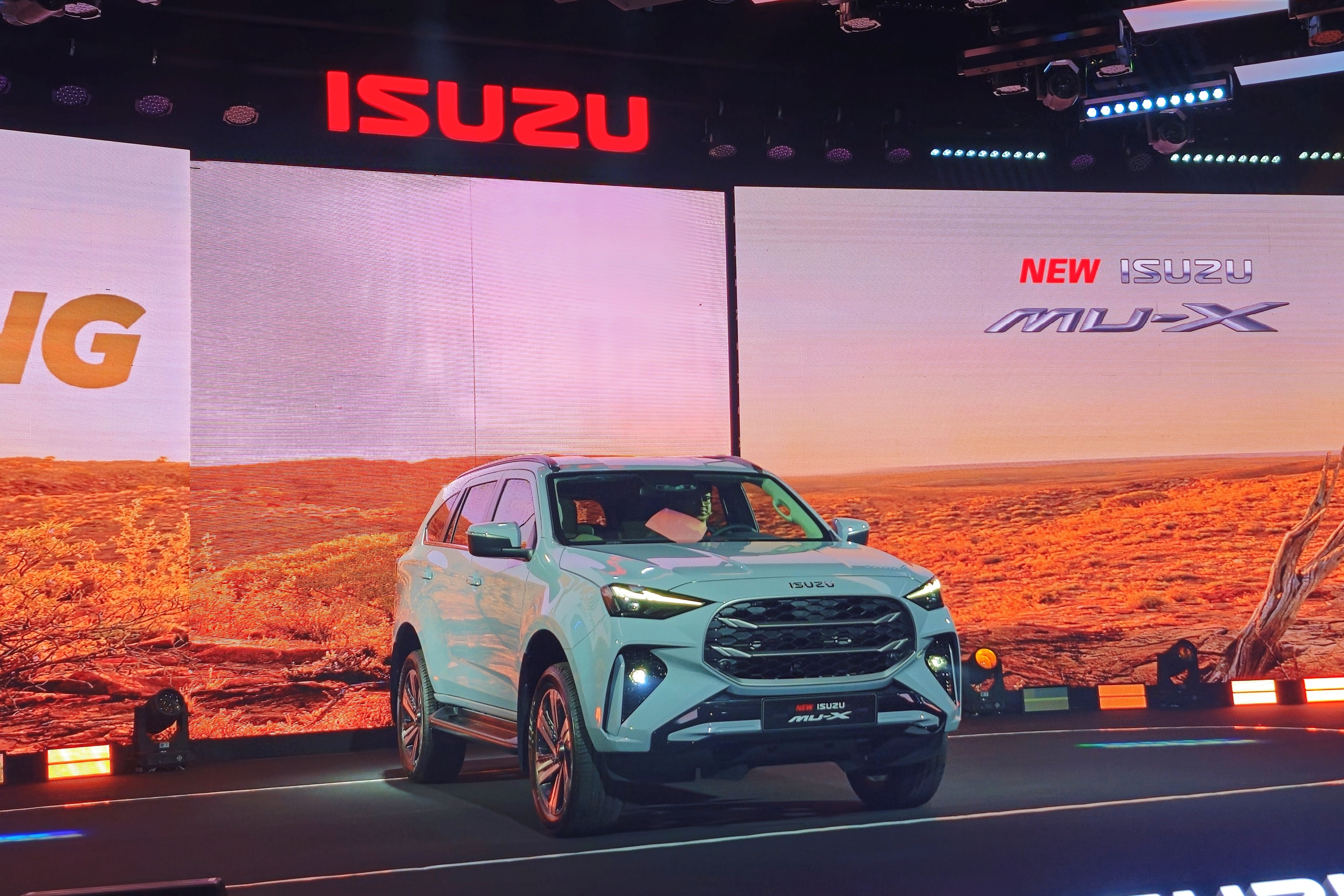 Isuzu mu-X 2025 ra mat khach Viet, gia cao nhat gan 1,27 ty dong hinh anh