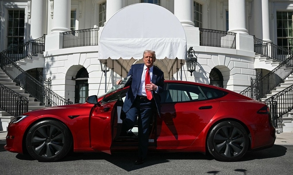 Tong thong Trump muon ban xe dien Tesla sau cai va voi Elon Musk hinh anh