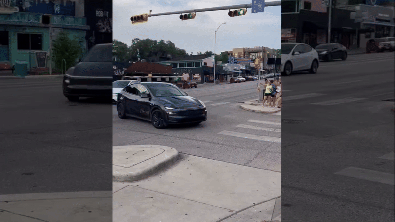 Taxi tu hanh dau tien cua Tesla lan banh tren duong hinh anh