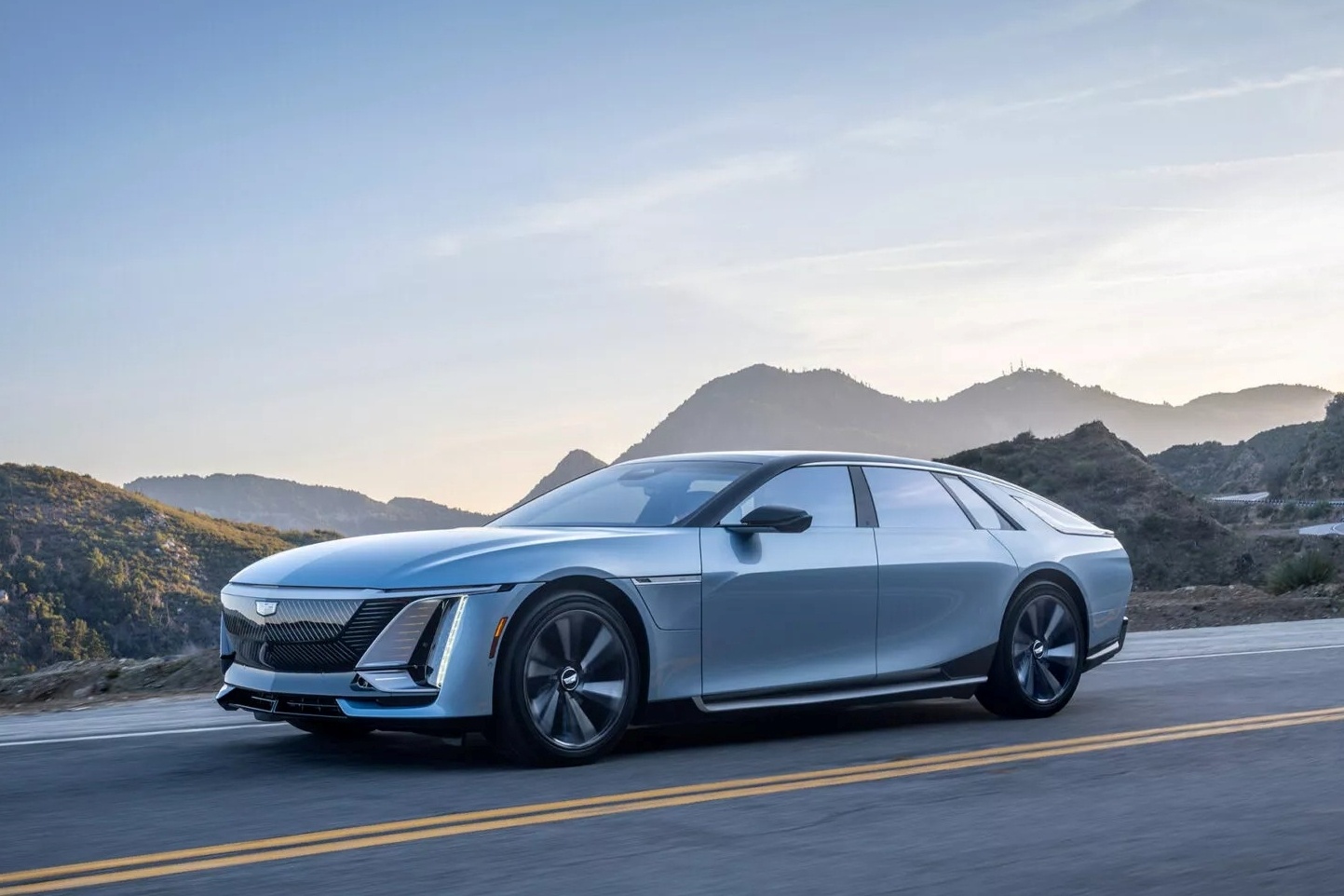 Cadillac ban giao sedan dien sieu sang dau tien, gia tu 300.000 USD hinh anh