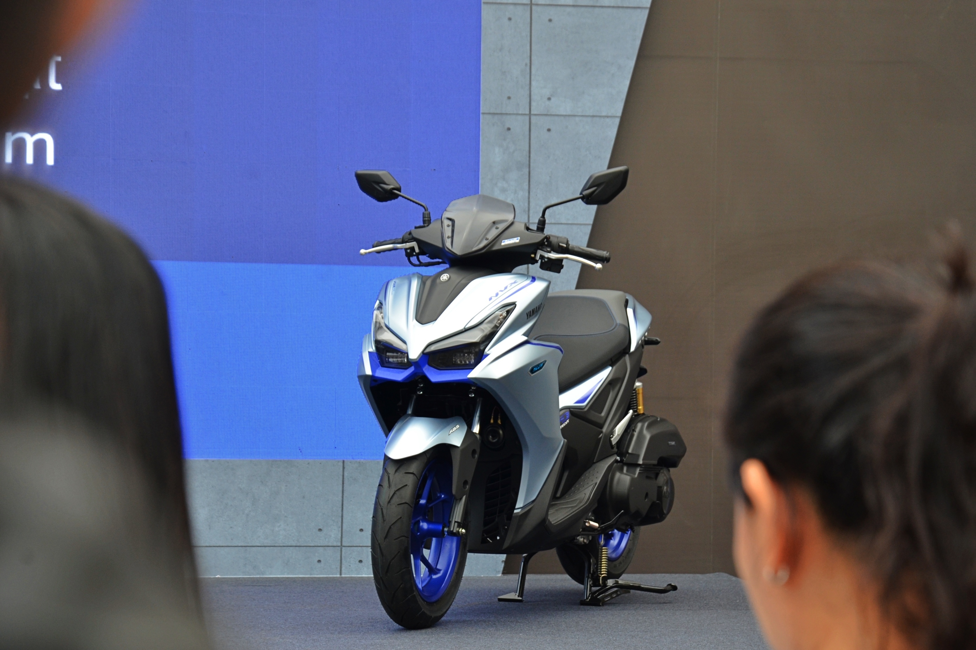 Tang gia, them trang bi, Yamaha NVX 155 con dang mua truoc Air Blade? hinh anh