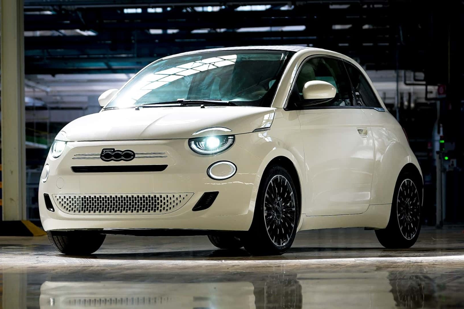 Fiat 500 thuan dien ken khach, hang hoi sinh dong co xang hinh anh