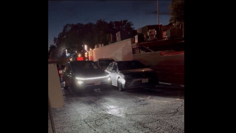Taxi tự hành của Tesla quẹt trúng Toyota Camry
