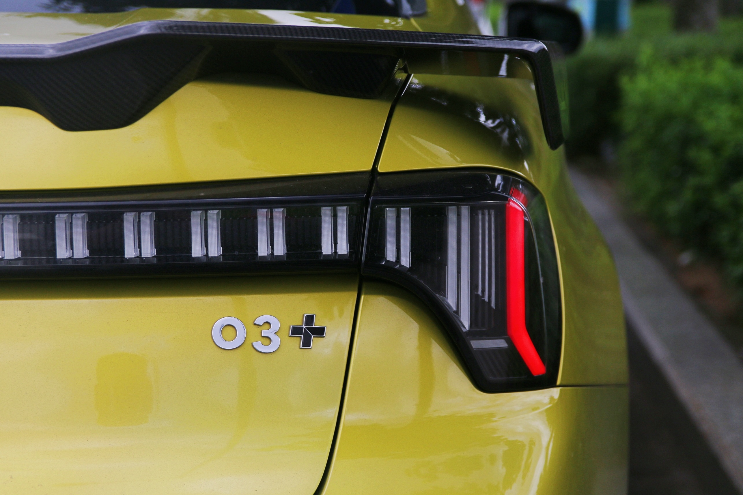 Cam lai sedan the thao Lynk & Co 03+ - mon an 'la' giua thoi dien hoa hinh anh