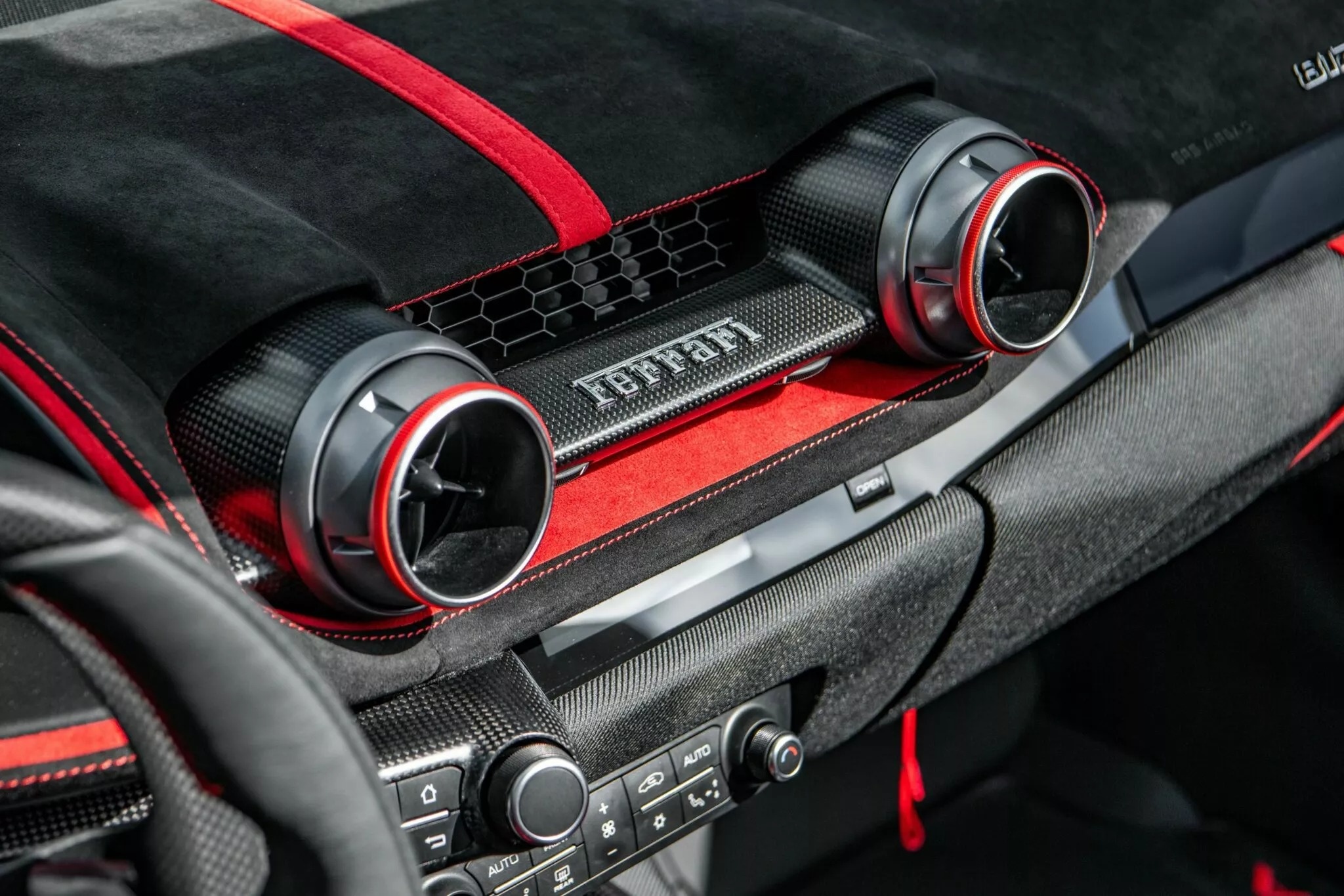 Ferrari 812 Competizione A anh 13