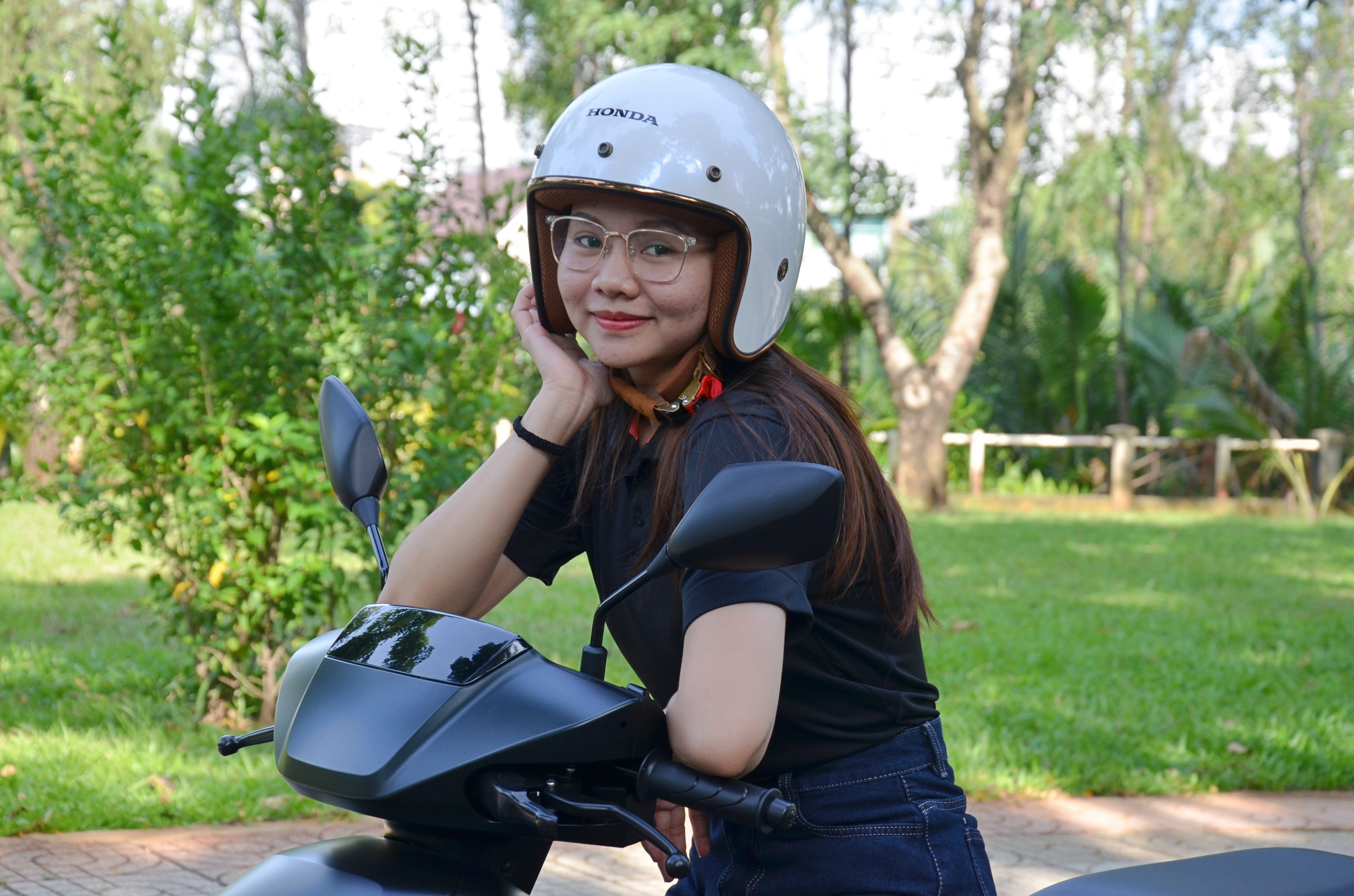 Trai nghiem xe may dien Honda - tang toc manh, chua hai long cop xe hinh anh