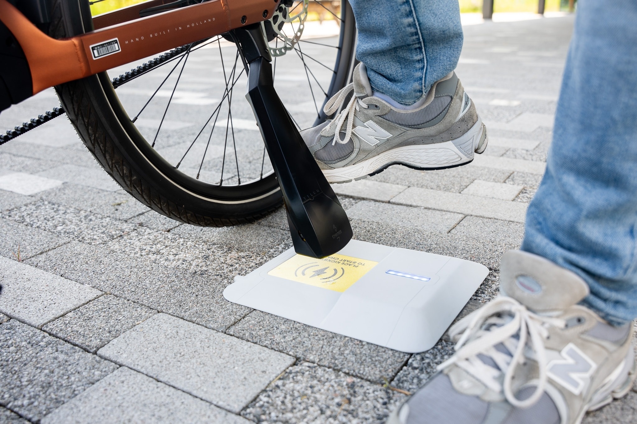 Gat chan chong de sac - giai phap moi cho xe may dien hinh anh