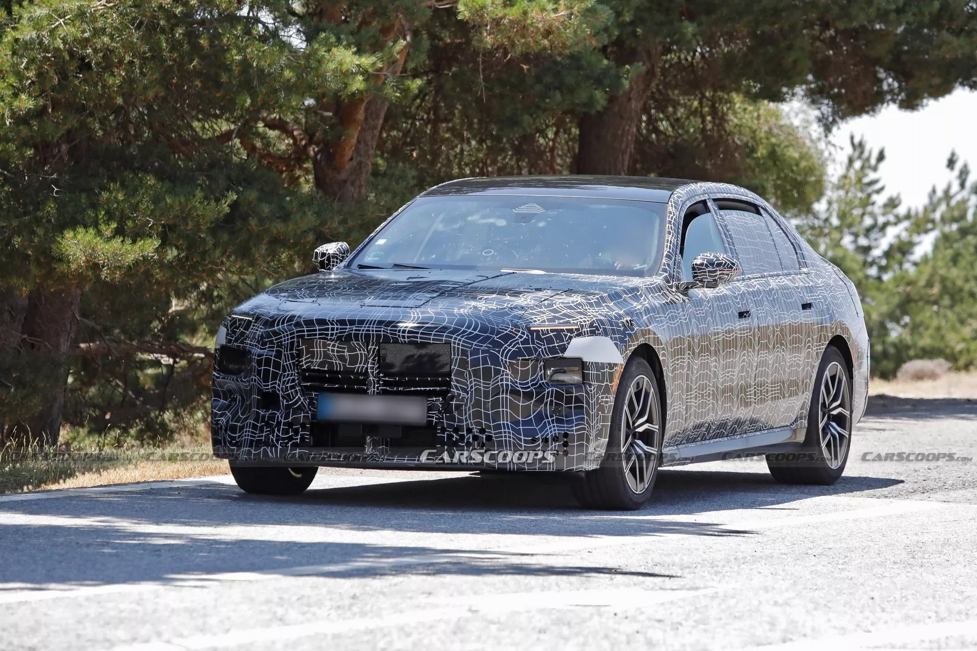 BMW 7-Series moi lo anh chay thu, phan 'lo mui' da gon hon hinh anh