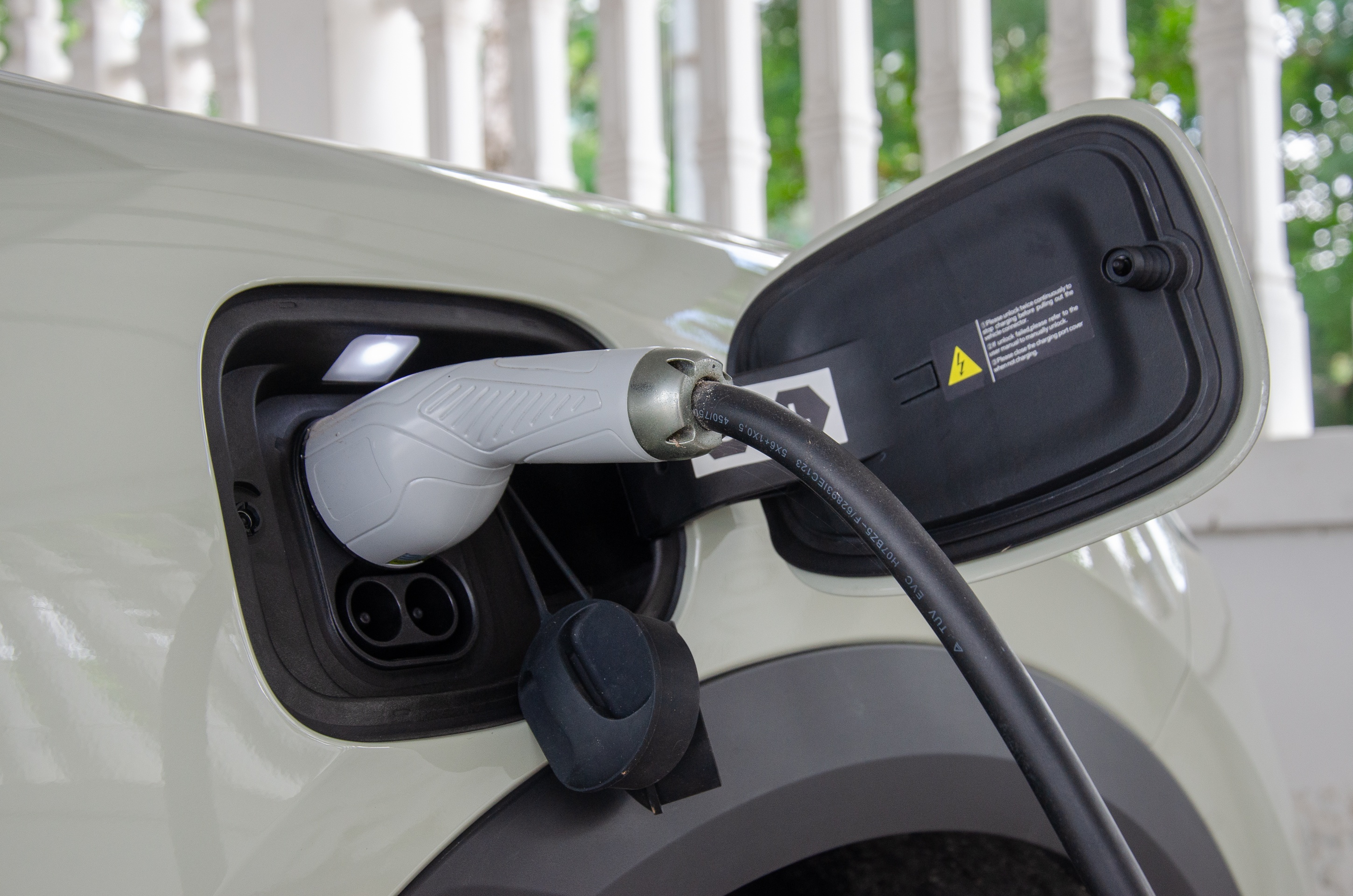 Choi Tet bang oto dien - phai sac day pin, nen nghi doc duong hinh anh