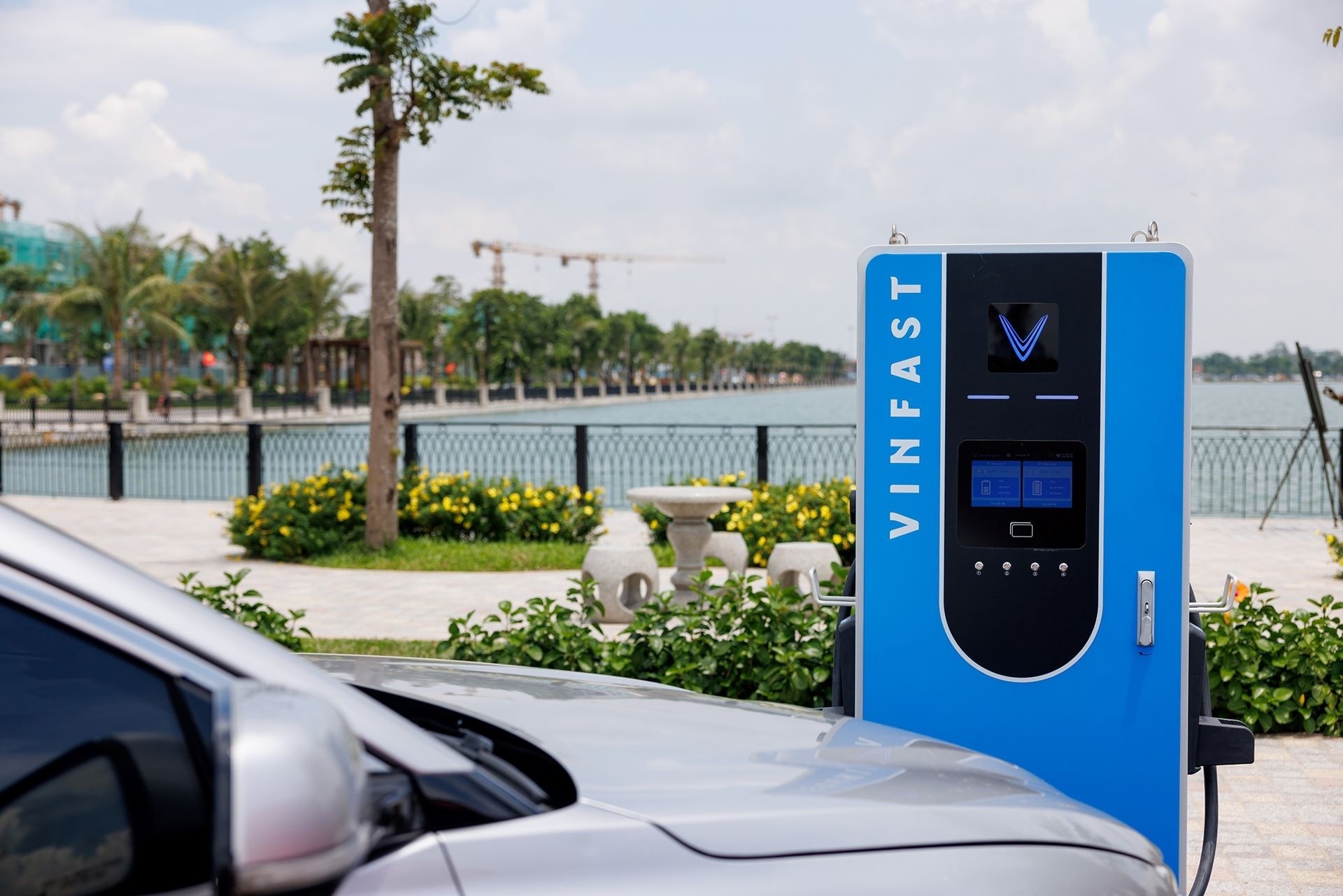 Toan tinh cua VinFast voi chinh sach sac mien phi xe dien hinh anh