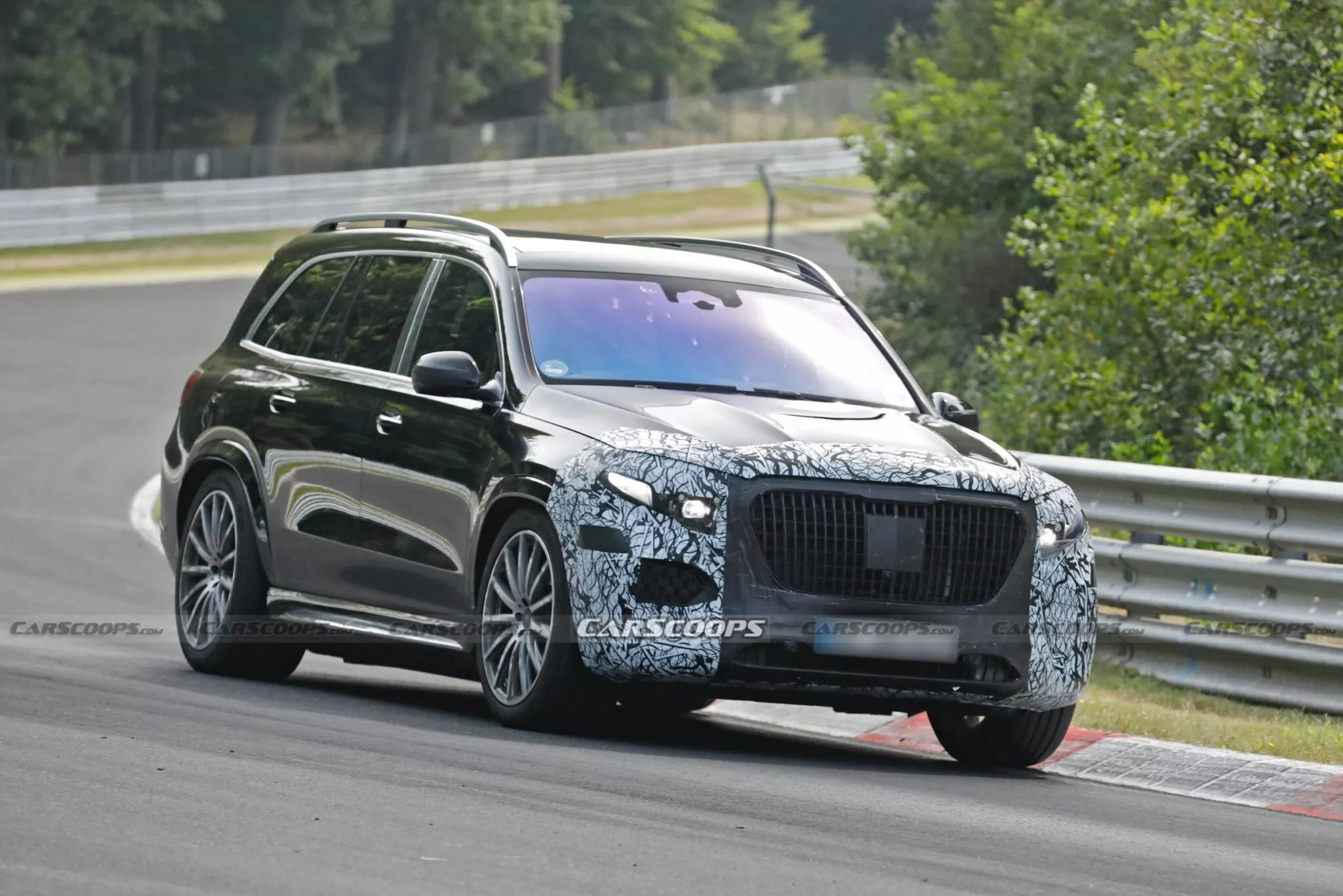 SUV cua Maybach noi khong voi luoi tan nhiet phat sang hinh anh