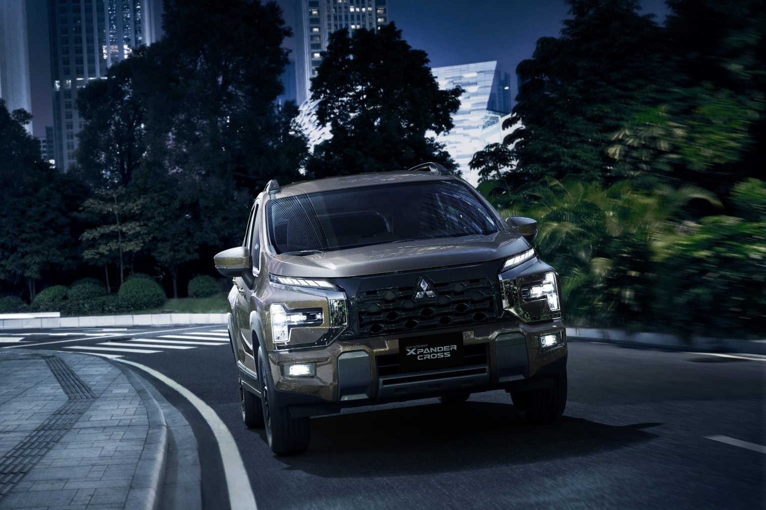 Mitsubishi Xpander ban moi - da du de doi dau xe dien? hinh anh