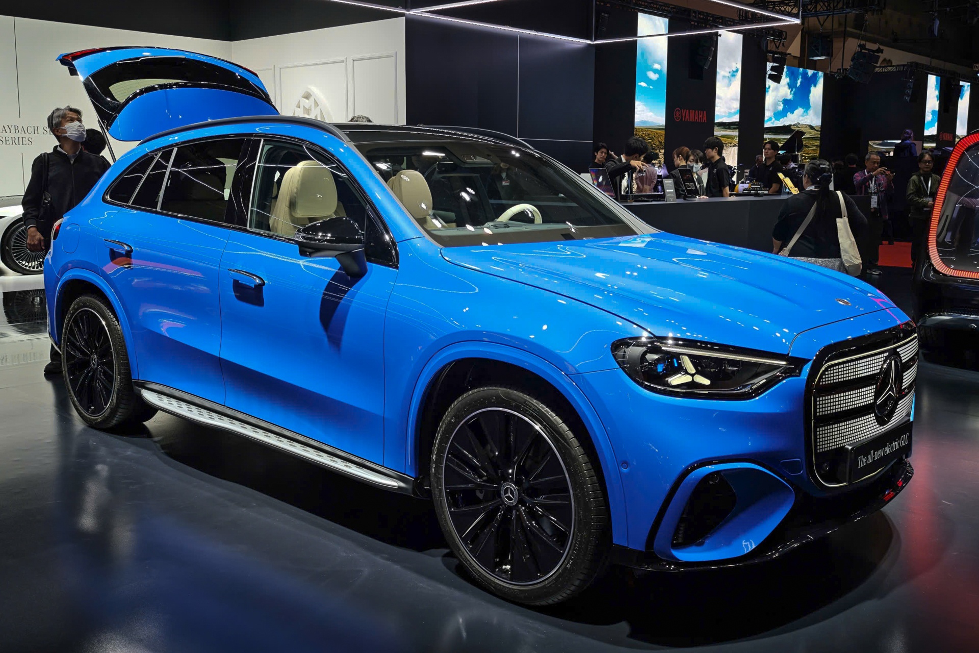 Can canh Mercedes-Benz GLC EQ - SUV dien co luoi tan nhiet phat sang hinh anh