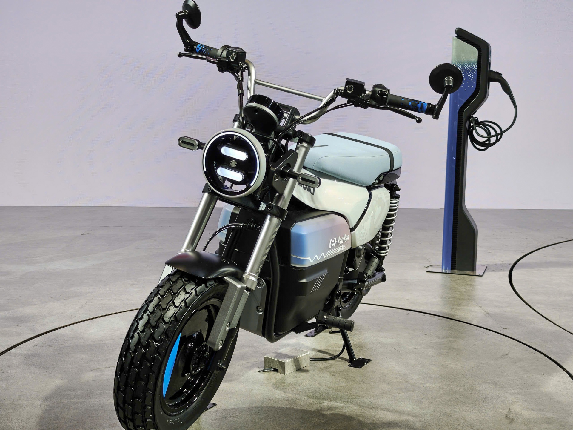 Xe may dien hoai co Suzuki e-VanVan lo dien, de som ve Viet Nam hinh anh