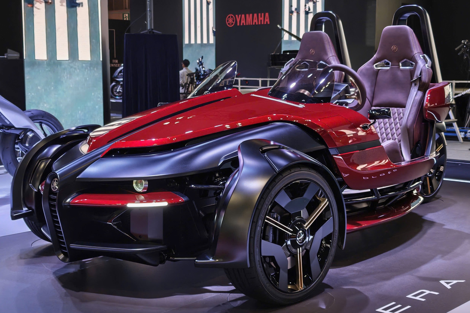 Can canh moto dien Yamaha Tricera Proto - co vo lang, 3 banh doc lap hinh anh