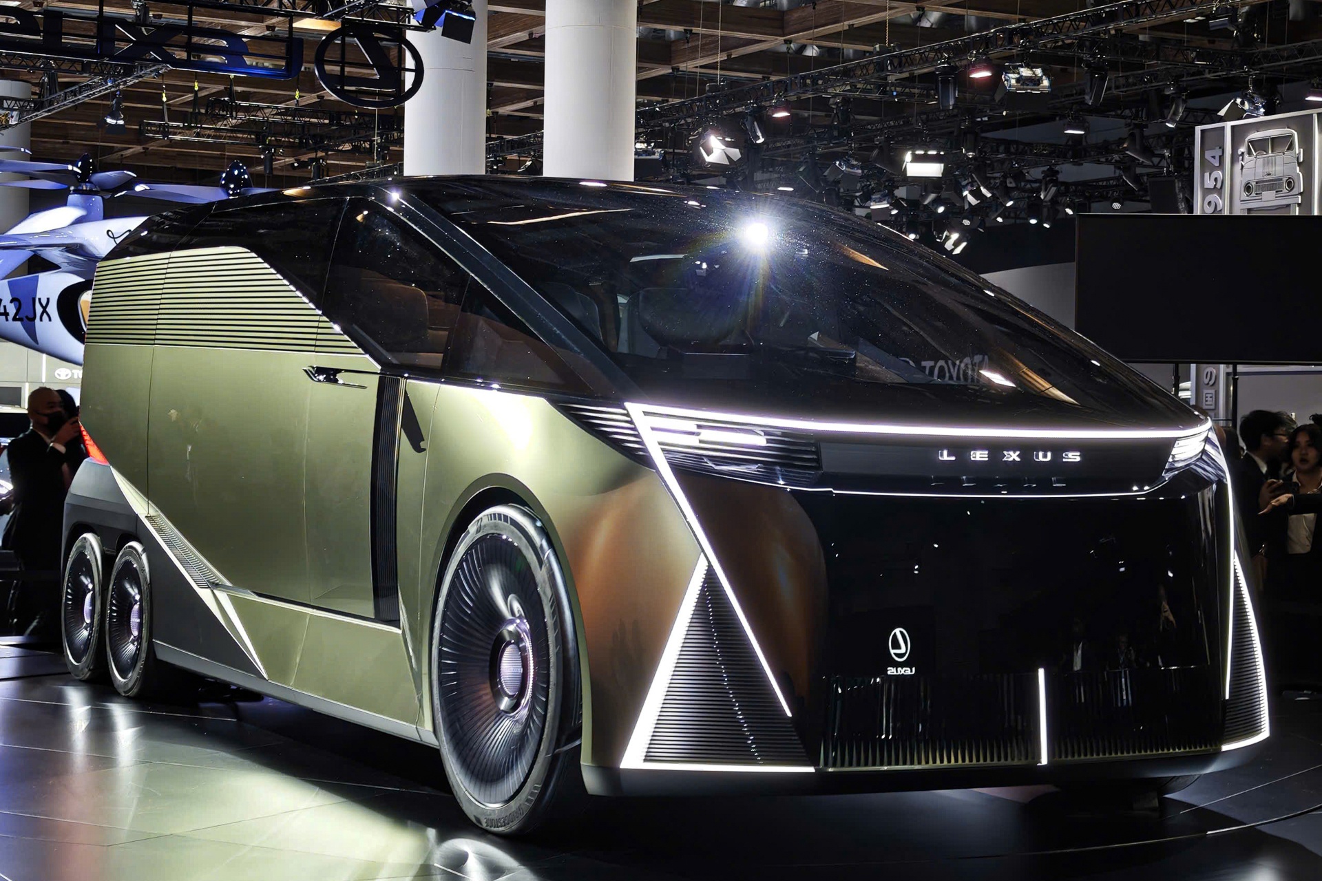 Ngam Lexus LS Concept - MPV co lon trang bi 6 banh xe hinh anh