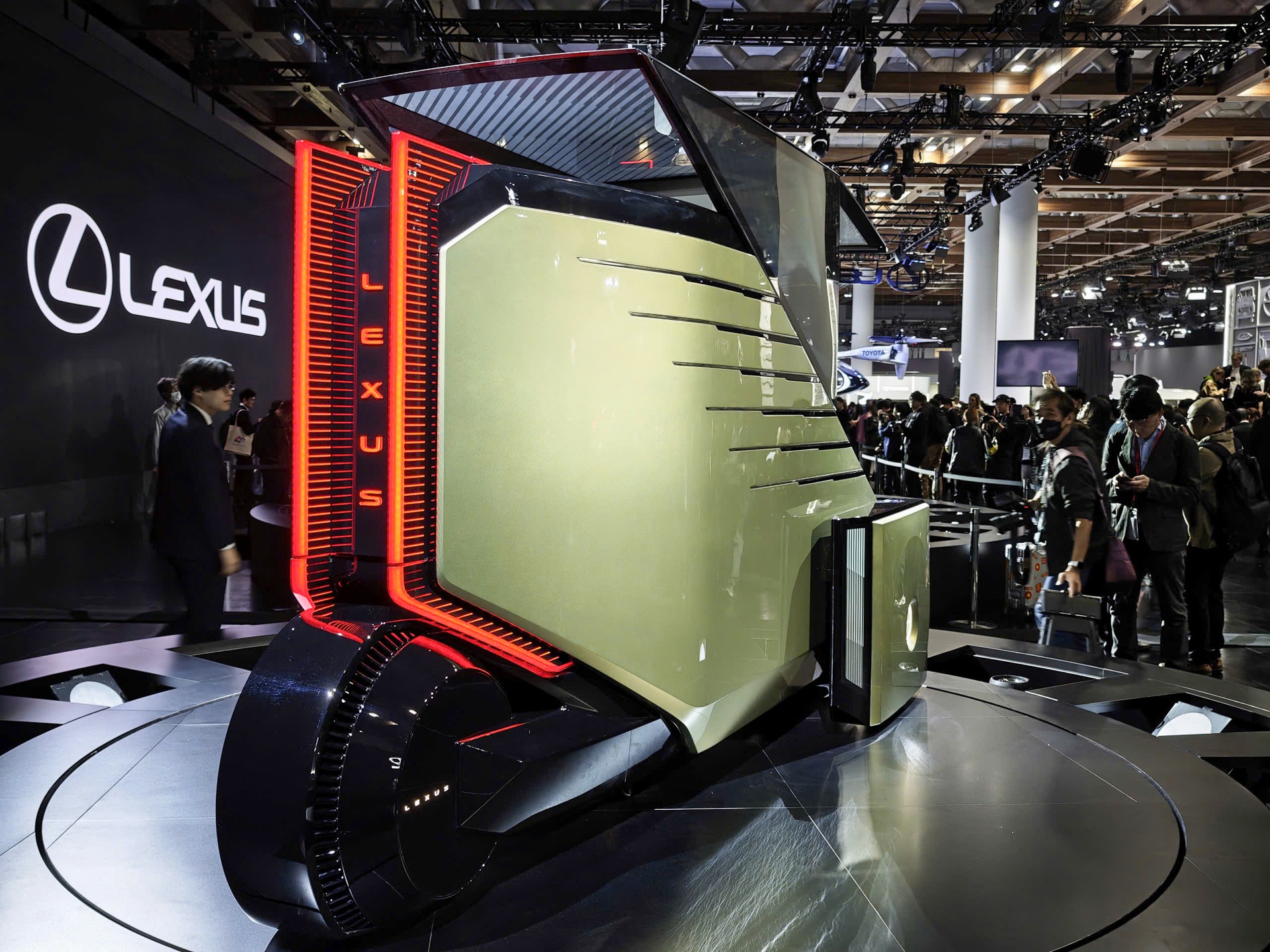 Ben trong chiec 'bat lua' khong lo deo logo Lexus hinh anh