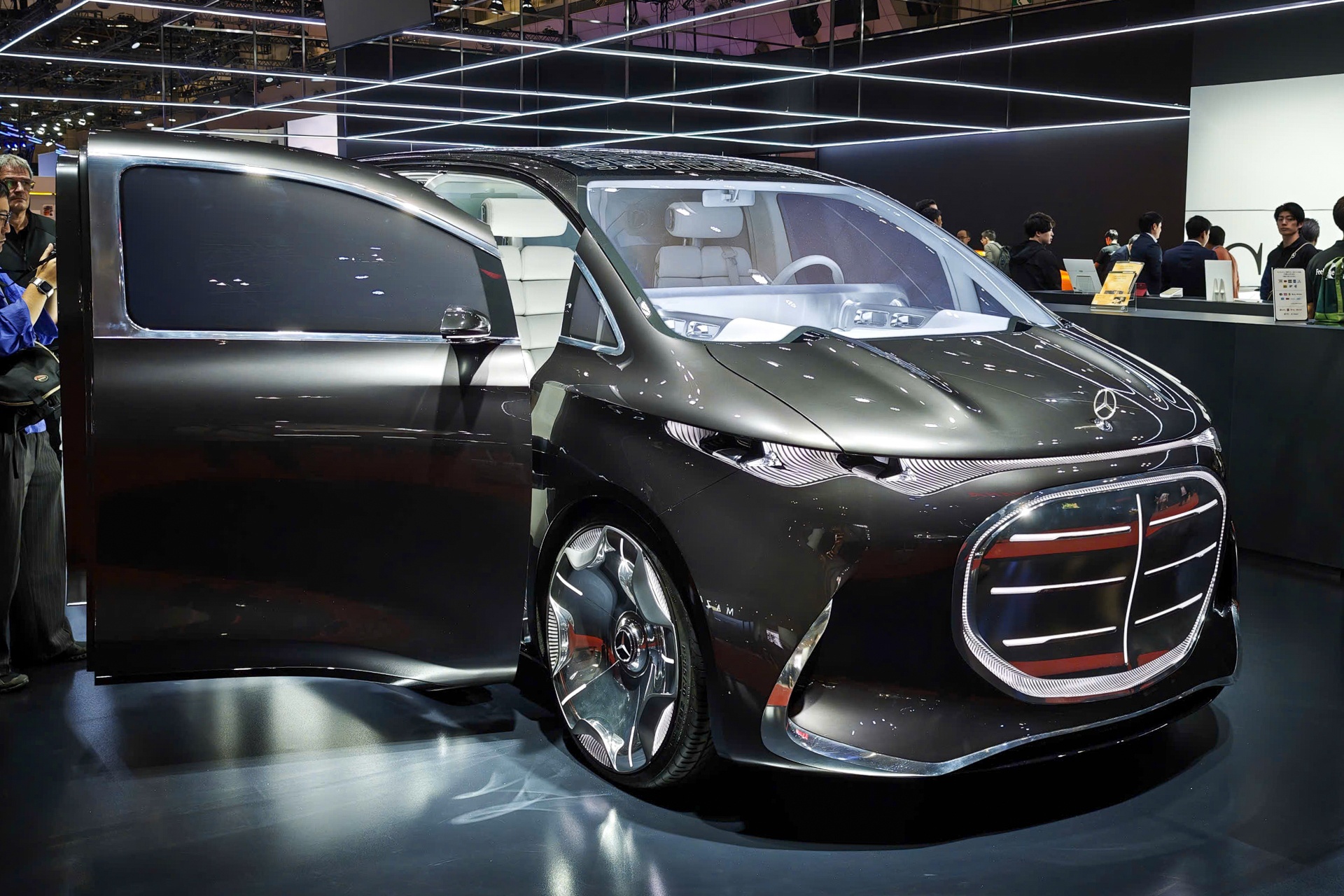 Xem truoc thiet ke Mercedes-Benz V-Class thuan dien hinh anh