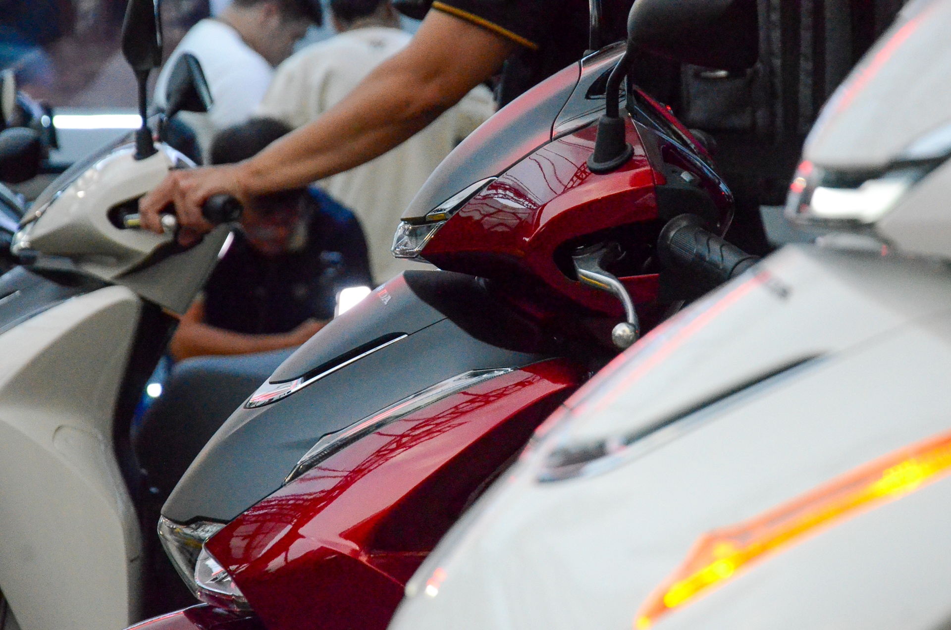 Gia xe may xang 'nhay mua' giua ap luc dien hoa hinh anh