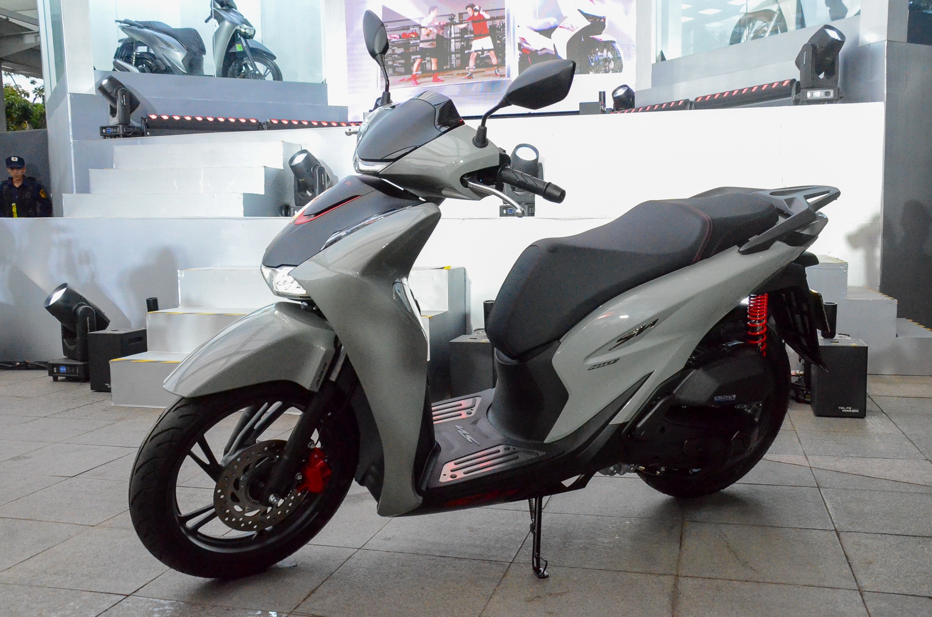 Honda SH160i ra ban moi, gia cao nhat 104,3 trieu dong hinh anh