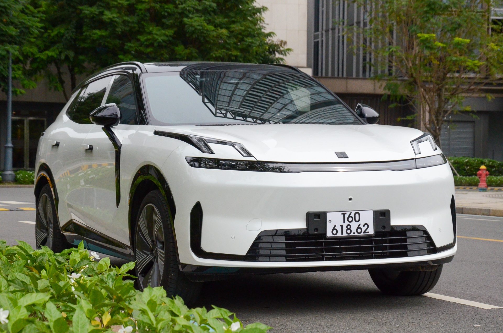 Can canh Lynk & Co 08 - SUV PHEV gan 1,4 ty canh tranh Ford Everest hinh anh