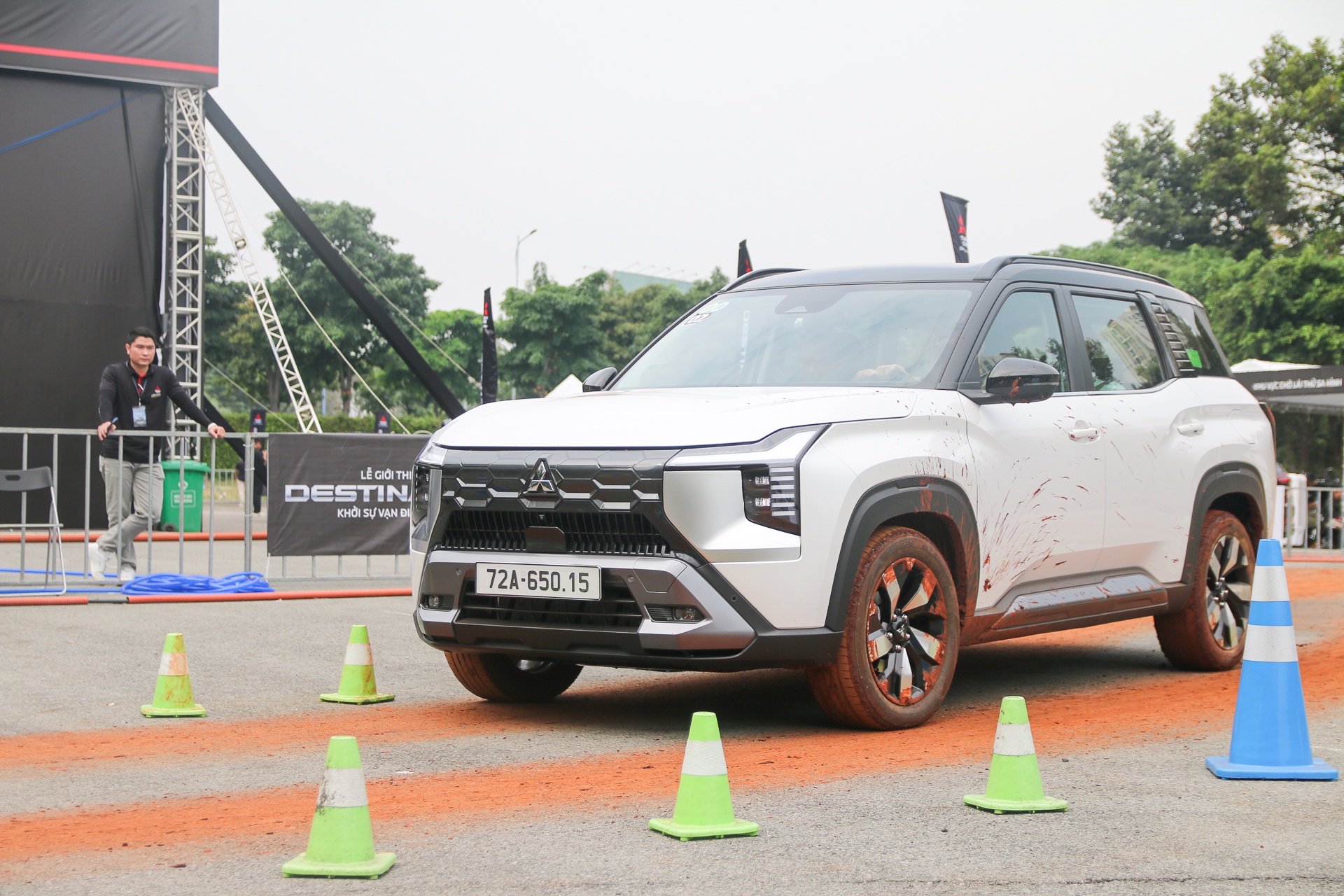 Trai nghiem nhanh Mitsubishi Destinator - 3 hang ghe rong hay chat? hinh anh