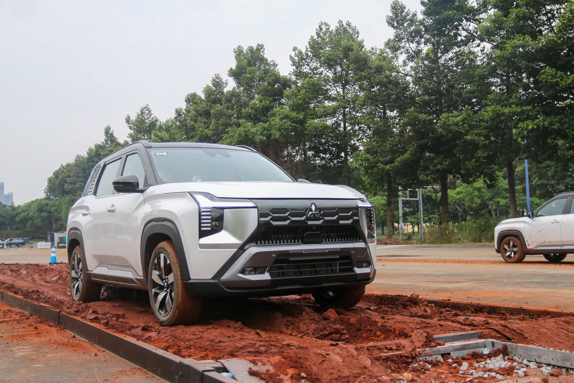 Cung tam gia 850 trieu, Mitsubishi Destinator co dang mua truoc CX-5? hinh anh