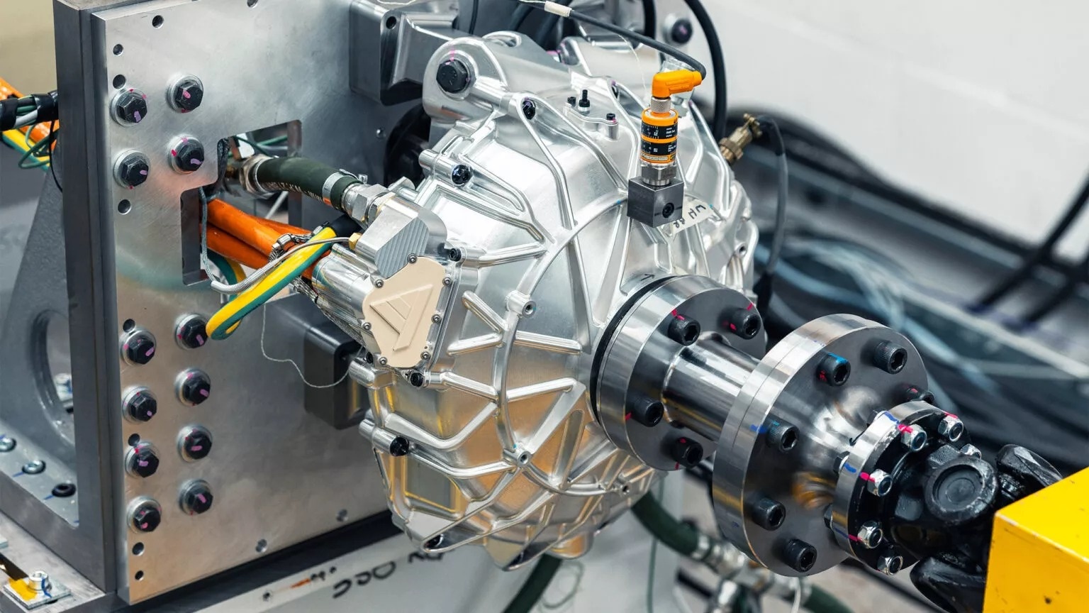 Oto dien Mercedes co the loai bo phanh sau hinh anh