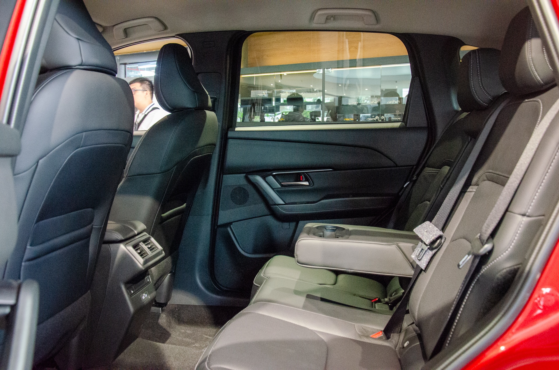 Hàng ghế thứ hai Mazda CX-5 thế hệ mới có khoảng để chân rộng rãi, chủ yếu nhờ cải thiện chiều dài tổng thể và chiều dài cơ sở.