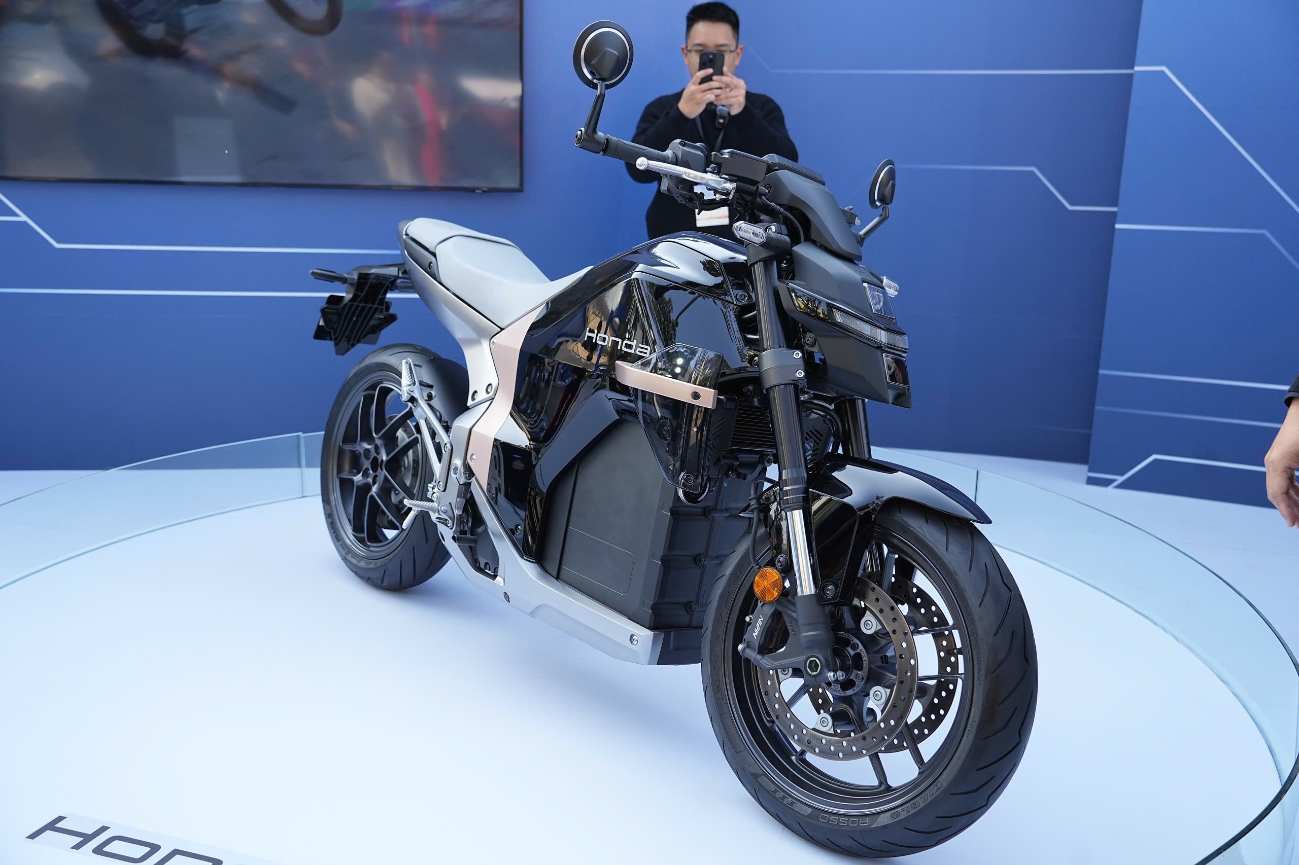 Can canh moto dien Honda - chua co gia, sac day di 130 km hinh anh