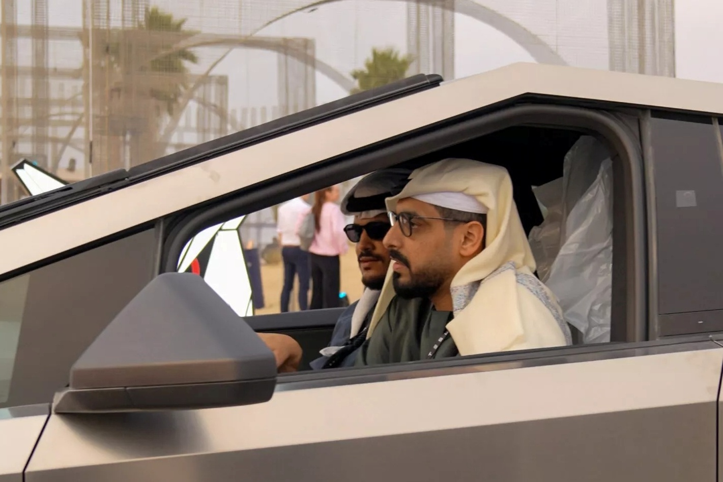 Cai kho cua Elon Musk khi ban Cybertruck o 'khu nha giau' hinh anh