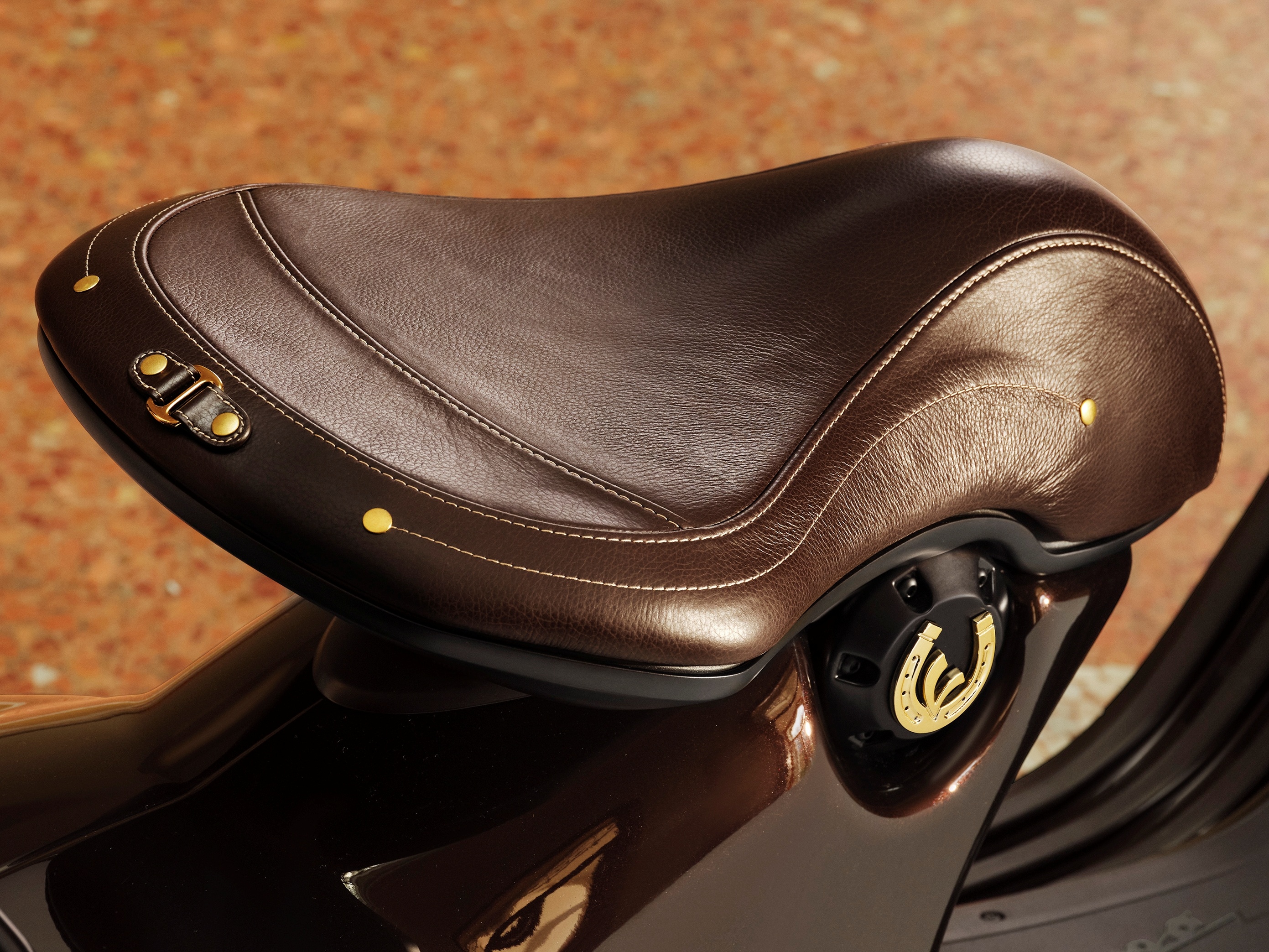 Vespa 946 Horse anh 3