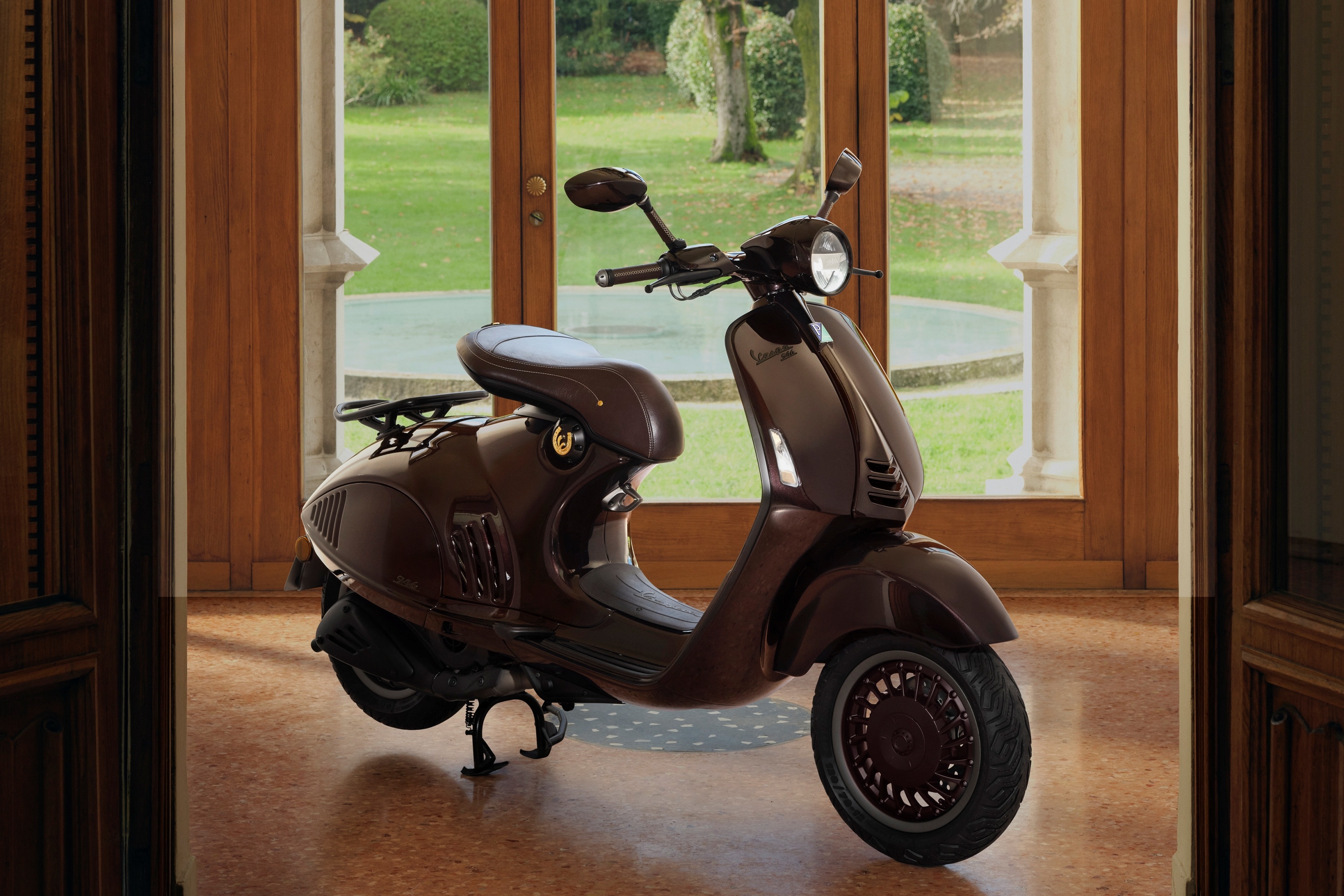 Vespa 946 Horse ban gioi han nam Ngo trong the nao? hinh anh