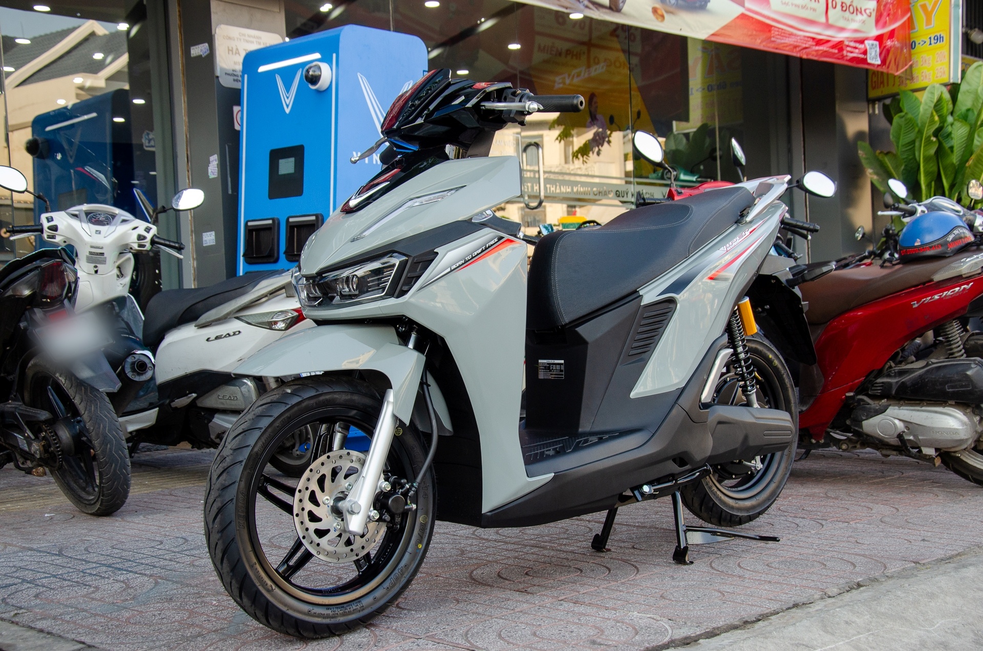 Xe may dien doi pin VinFast Viper gia 40 trieu dong co gi? hinh anh