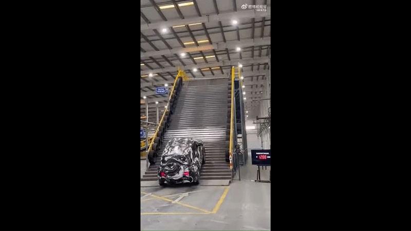 BYD cho YangWang U8 'leo nui' trong nha hinh anh