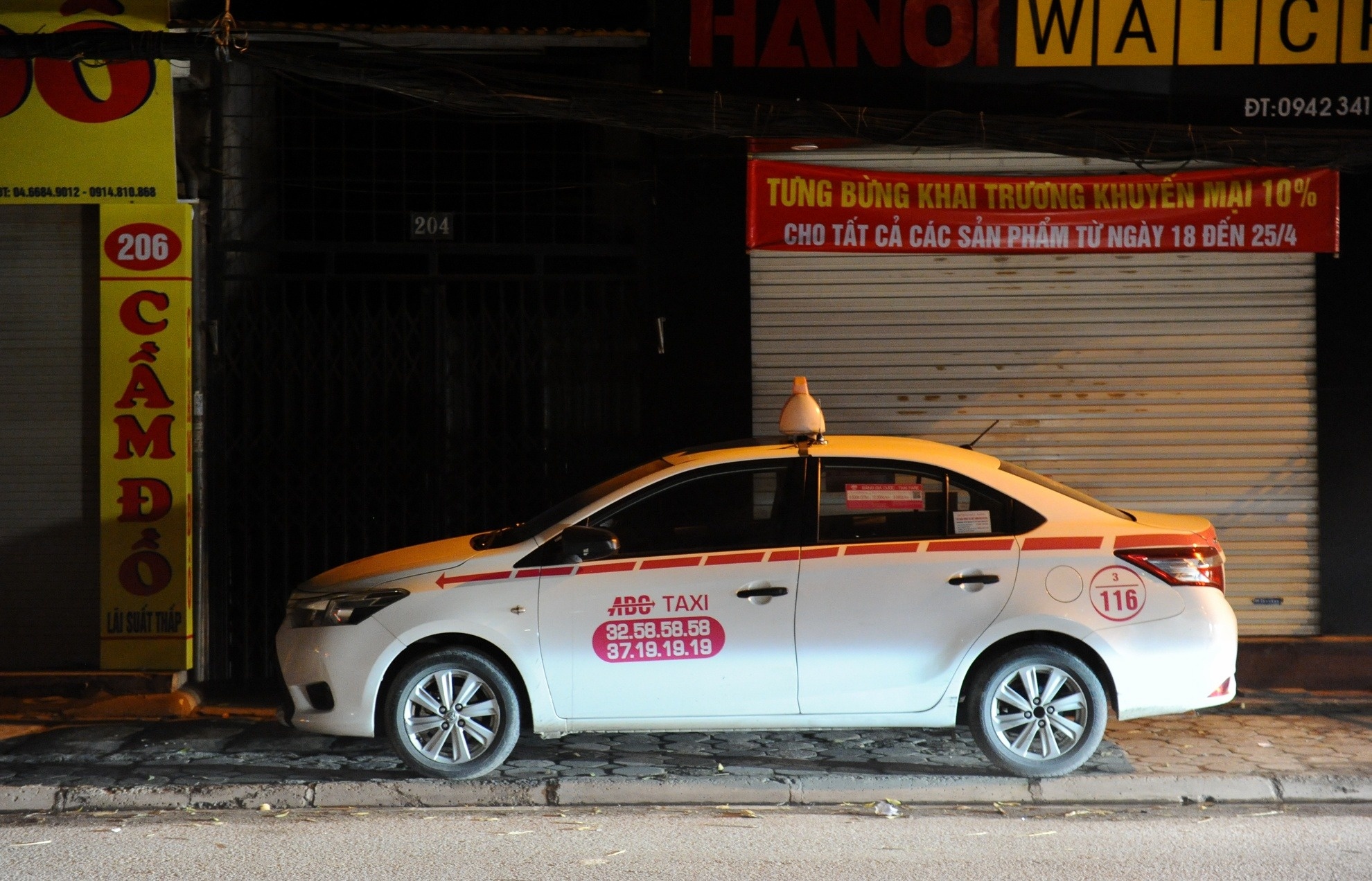 Do xe dung luat - oto co duoc phep dung do tren via he? hinh anh