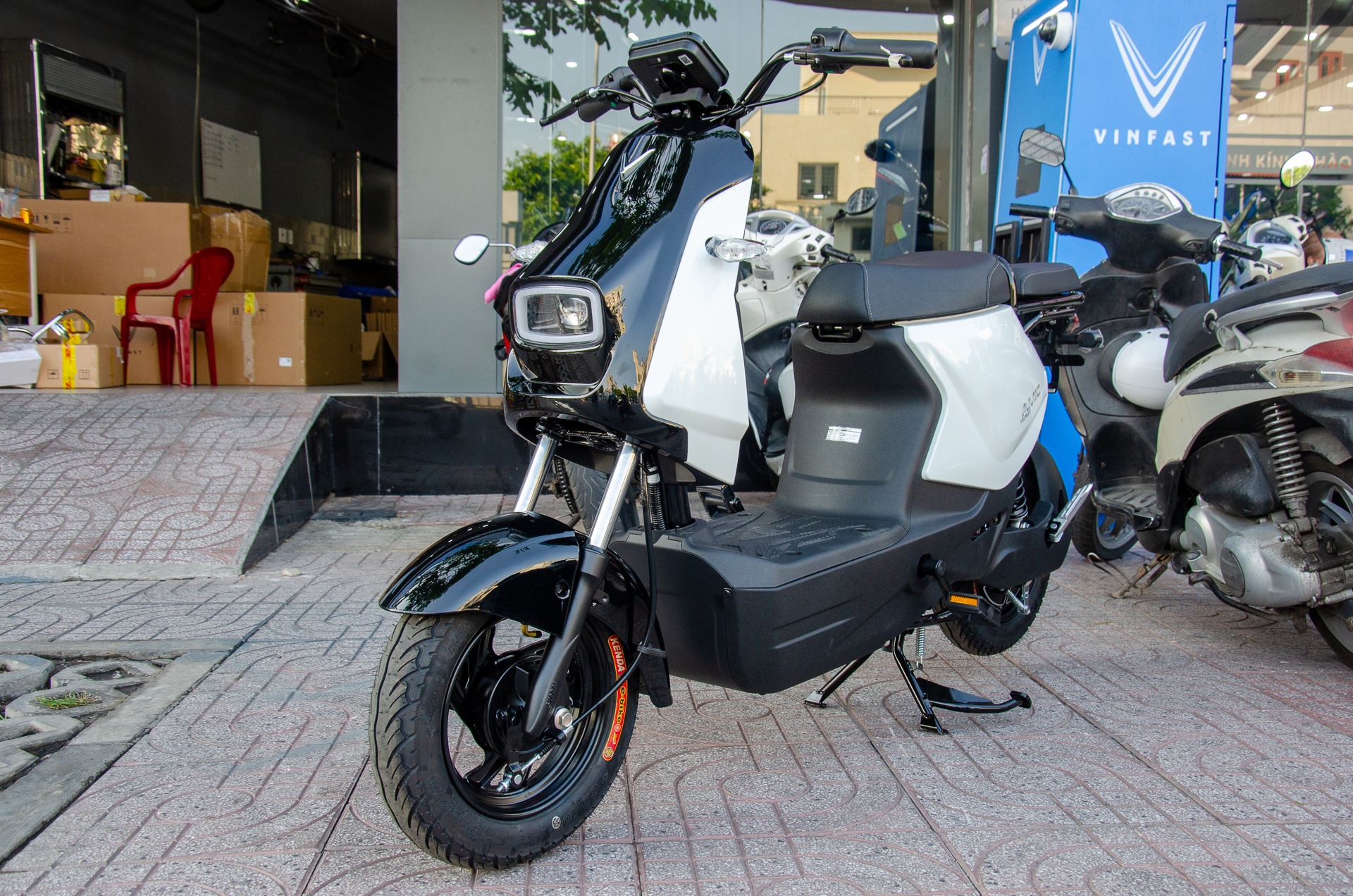 Xem truoc VinFast Amio - xe may dien co ban dap chay 65 km/lan sac hinh anh