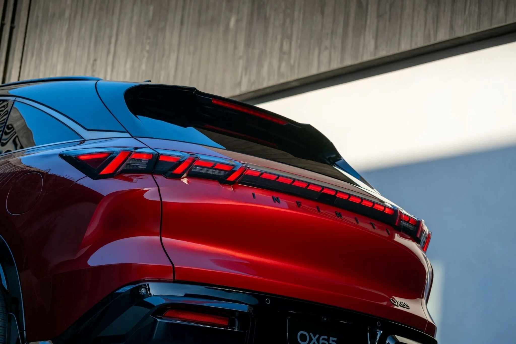 Hang xe sang cua Nissan dung vang that de son xe hinh anh