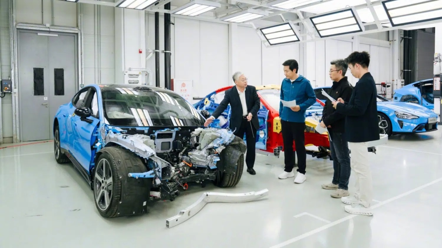 Xiaomi livestream canh CEO 'mo xe' sedan dien SU7 the he moi hinh anh