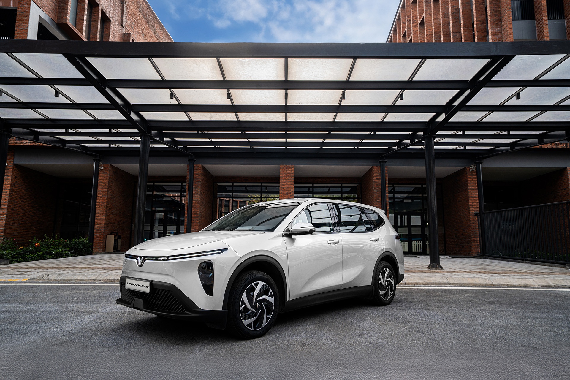 MPV thuan dien 'keo' doanh so VinFast trong thang 3 hinh anh