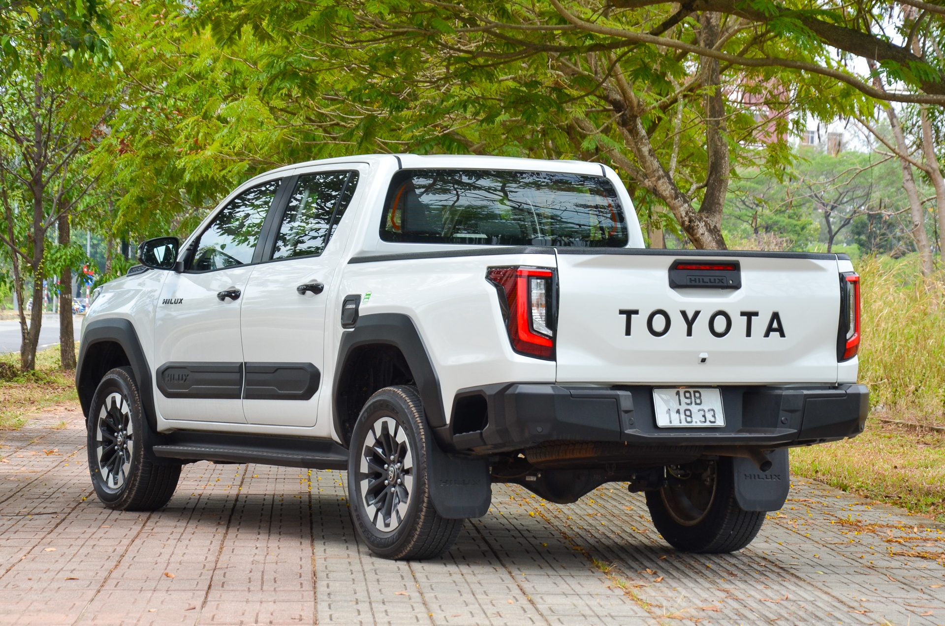Toyota Hilux tiếp tục vượt mặt Ford Ranger