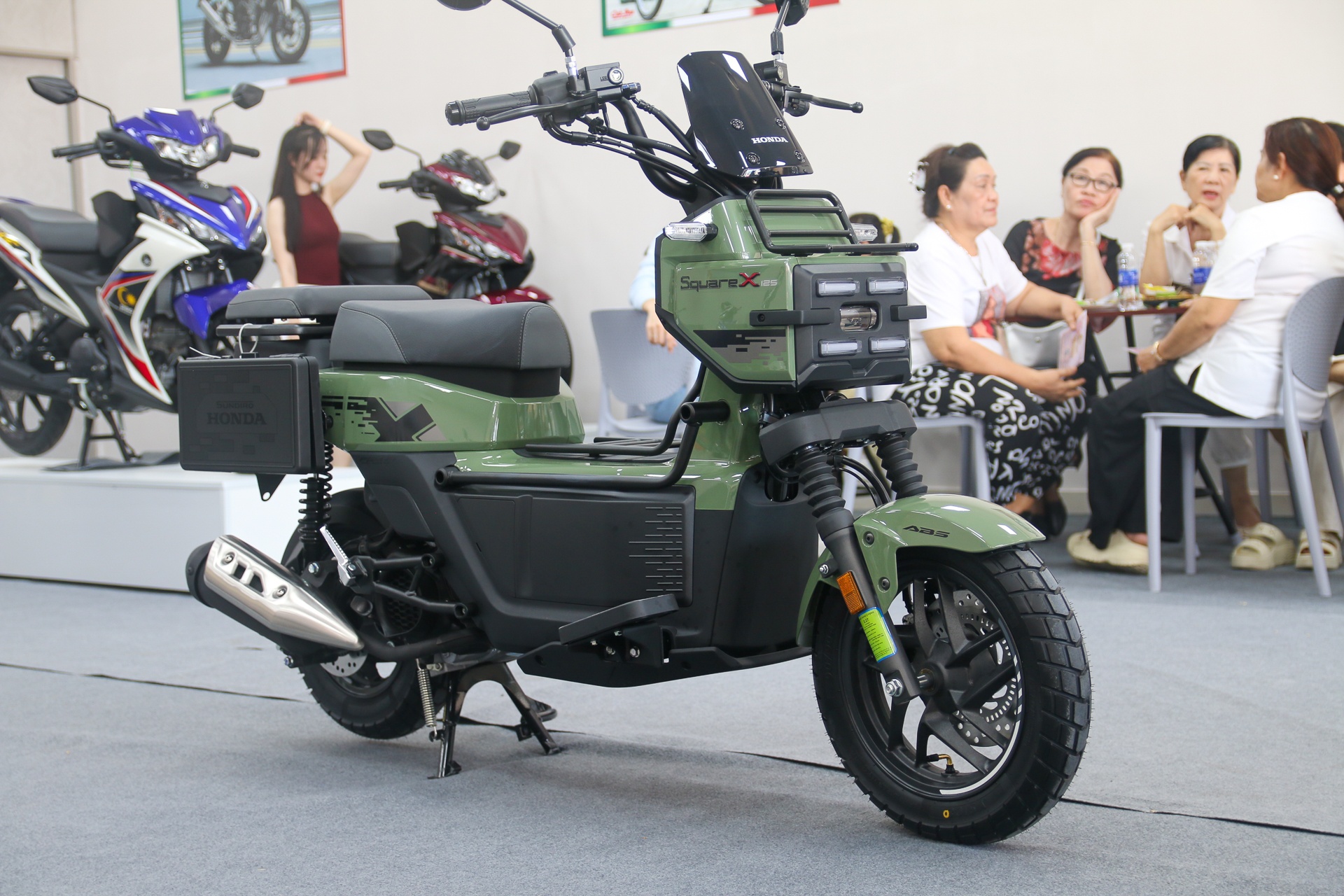 Honda Square X125 chot gia 88 trieu - xe tay ga nhap khau thiet ke la hinh anh